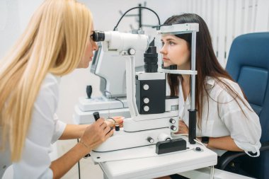 Gözlükçü kabine, vizyonu, gözlük lens profesyonel seçim tanılama muayenesinden. Hasta ve Doktor, göz hastalıkları uzmanı ile istişare
