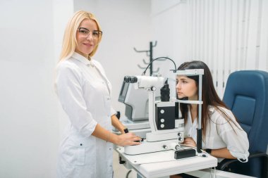 Bayan hasta tanı vizyon, profesyonel seçimi gözlük lens üzerinde. Görme testinde düşünülmeli dolap. İstişare gözlükçü ofis, Oftalmoloji