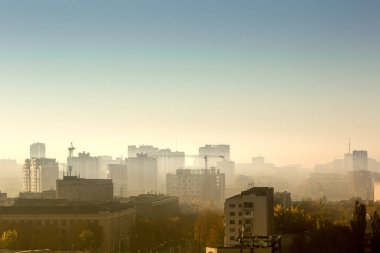 Cityscape gündoğumu, bina çatıları, inşaat, vinç. Büyük şehir, kentsel mimari üzerinde kuş görünümü