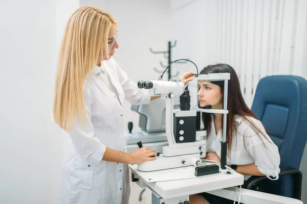 ビジョン 眼鏡レンズの専門の選択の診断を女性患者 Oculist キャビネットで視力テスト 眼鏡店オフィスで相談 — ストック写真