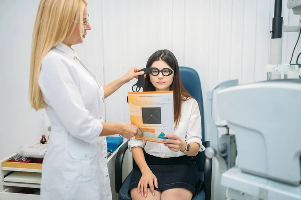 Professionelle Auswahl Der Brillengläser Weibliche Patientin Bei Der Sehdiagnostik Augenuntersuchung — Stockfoto