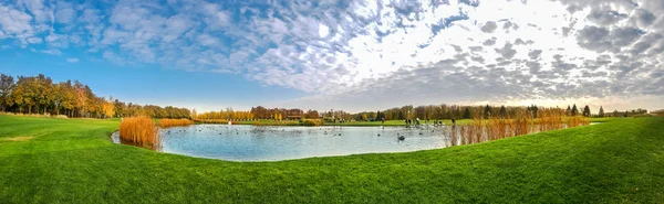 Lago Prado Verde Parque Outono Ninguém Panorama Outubro Floresta Lago — Fotografia de Stock