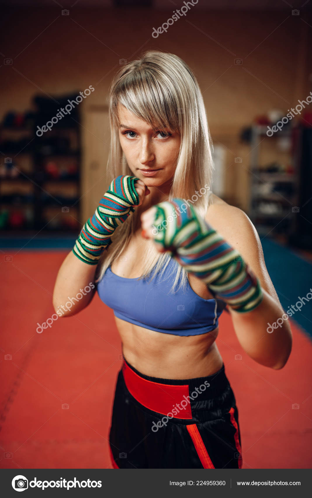 Mujer Kickboxer Vendas Boxeo Ropa Deportiva Practicando Puñetazo Mano Con:  fotografía de stock © Nomadsoul1 #224959360