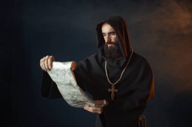 Ortaçağ Keşiş şeytani bir yüz eski el yazması, din dua okur. Karanlık pelerinli gizemli rahip. Gizem ve Maneviyat