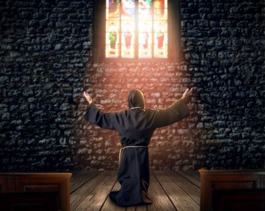 Diz çökmüş ve kilise, arka görünümü, din bir pencerede karşı dua ortaçağ keşiş. Karanlık pelerinli gizemli rahip. Gizem ve Maneviyat