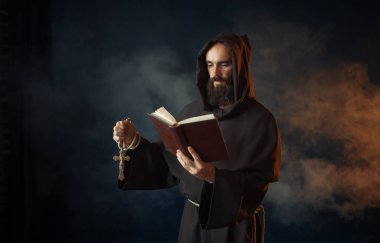 Kilise, Gizli ritüel elinde kitap ile dua ortaçağ keşiş. Gizem ve Maneviyat