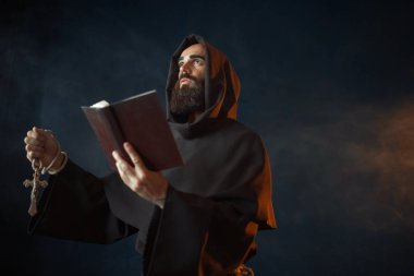Spellbook arama ruhları, Gizli ritüel ile ortaçağ keşiş. Gizem ve Maneviyat