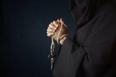 Ortaçağ keşiş tahta haç ile dua kilisede, Gizli ritüel el. Karanlık pelerinli gizemli Bay monk. Gizem ve Maneviyat