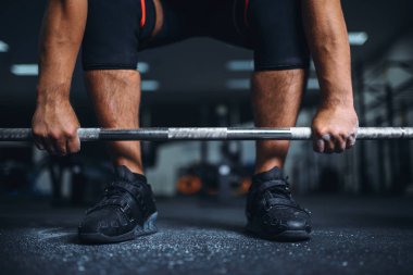 Erkek powerlifter bir halter salonunda deadlift için hazırlar. Halter egzersiz, eğitim, Kaldırıcı inşaat ağırlık spor kulübü ile powerlifting