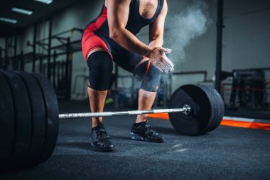 Spor giyim, Erkek powerlifter talk pudrası, egzersiz halter salonunda ile için hazırlık elleriyle losyonları. Halter egzersiz, eğitim, Kaldırıcı inşaat ağırlık spor kulübü ile powerlifting