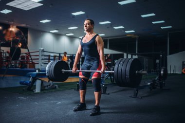 Güçlü erkek powerlifter ağır halter ağırlık spor salonunda devam ediyor. Halter egzersiz, eğitim, kas atlet spor kulübünde kaldırma