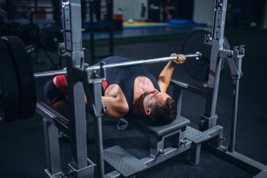 Spor egzersiz makinede halter, üstten görünüm ile güçlü ağırlık çalışan kaldırma. Halter egzersiz, spor ve fitness kulübü, eğitim salonunda sporcu atlet