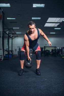 Spor giyim kettlebell, ağırlık kaldırma ile egzersiz yaparak güçlü adam. Halter egzersiz, atlet spor ve fitness kulübü, hırsızı eğitim salonunda