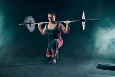 Güçlü ağırlık çalışan bir halter salonunda, deadlift ile ağız kavgası yapıyor. Halter egzersiz fitness Club, vücut geliştirme eğitim