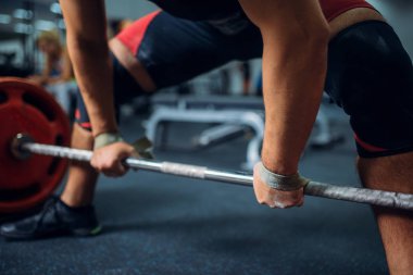 Erkek atlet halter, deadlift, spor salonu iç zemin üzerine çekmek hazırlar. Halter egzersiz spor ya da fitness club, vücut geliştirme