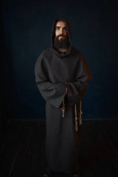 身穿黑色长袍 戴着头套 神秘的修士在黑暗的斗篷 — 图库照片