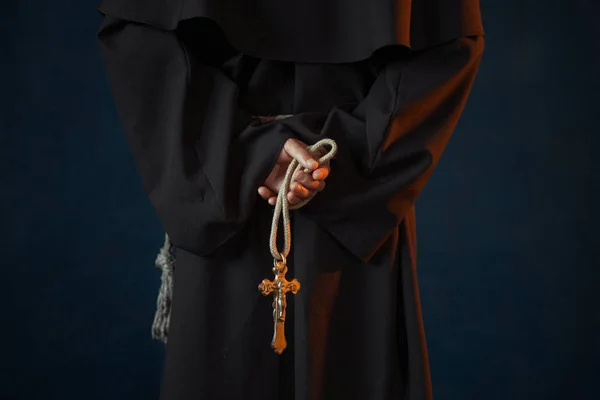 Muž Mnichem Černém Oblečení Drží Dřevěný Růženec Kříž Rukou Náboženství — Stock fotografie