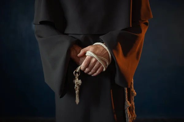 身穿黑色长袍的男性僧人手里拿着木制念珠和十字架 神秘的修士在黑暗的斗篷 — 图库照片