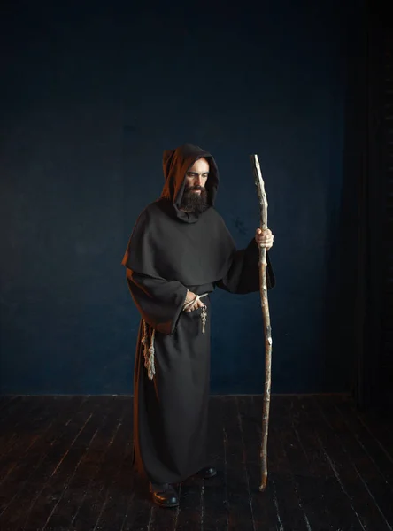 中世纪僧人穿着黑色长袍 头套靠在棍子上 神秘的修士在黑暗的斗篷 — 图库照片