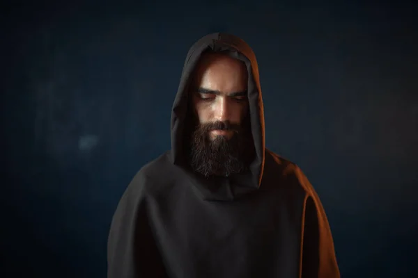 中世纪僧人的肖像 身穿黑色长袍 头戴头套 神秘的修士在黑暗的斗篷 — 图库照片
