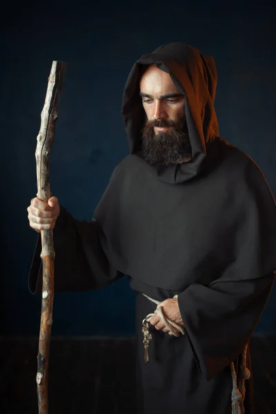 Monge Medieval Roupão Preto Com Capuz Repousa Sobre Pau Religião — Fotografia de Stock