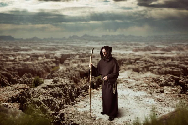 Średniowieczny Mnich Czarny Płaszcz Kapturem Jest Chodzenie Pustyni — Zdjęcie stockowe