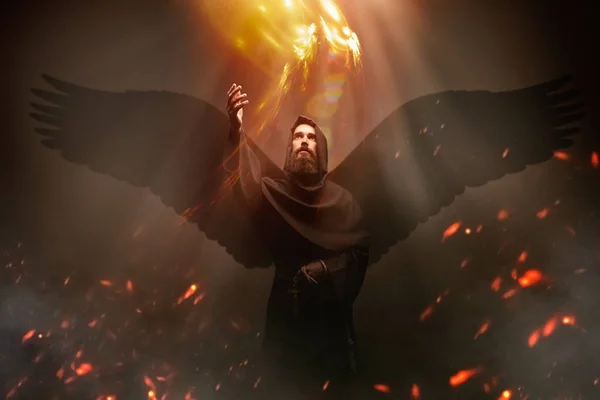 Средневековый Монах Крыльями Религией Таинственный Монах Летающий Темном Плаще Таинственности — стоковое фото