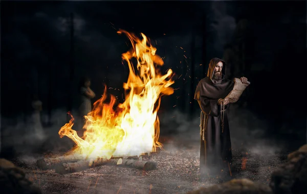 Середньовічні Чернець Читає Молитви Древній Рукопис Проти Велика Пожежа Релігії — стокове фото