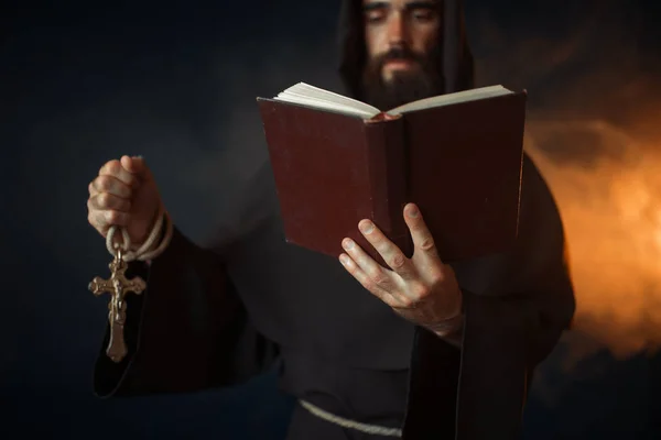 Moine Médiéval Priant Avec Livre Dans Les Mains Église Rituel — Photo