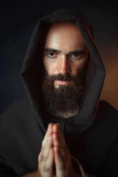 黒いローブとフードが祈っていると中世修道士は目 秘密儀式を閉じた 神秘と精神 — ストック写真