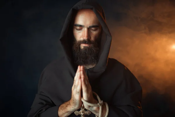 Monge Medieval Roupão Preto Com Capuz Rezando Com Olhos Fechados — Fotografia de Stock