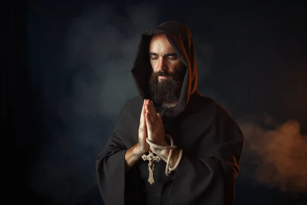 黒いローブとフードが祈っていると中世修道士は目 秘密儀式を閉じた 暗いマントの神秘的な修道士 神秘と精神 — ストック写真