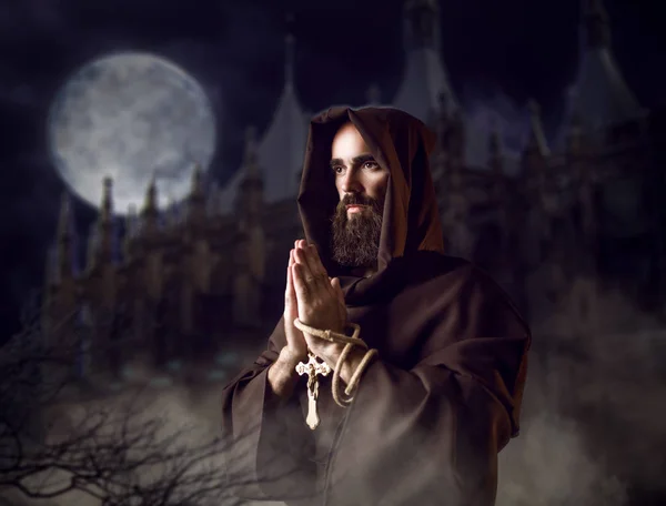 Средневековый Монах Черном Халате Капюшоном Молится Против Замка Полнолуния Ночью — стоковое фото