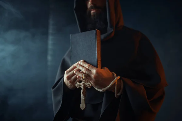 Μεσαιωνική Μοναχός Κατέχει Βιβλίο Και Ξύλινο Σταυρό Μαύρο Φόντο Χέρια — Φωτογραφία Αρχείου
