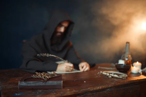 中世纪僧人穿着长袍和头套 用鹅毛 黑色背景 秘密仪式写作 神秘的修士在黑暗的斗篷 神秘与灵性 — 图库照片