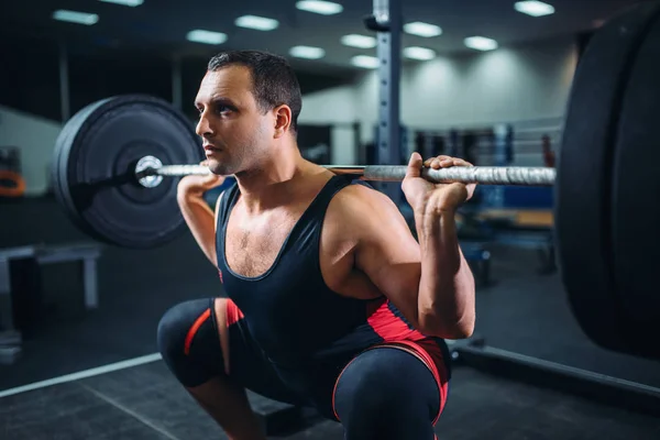 Musclé Powerlifter Faire Des Squats Avec Haltère Dans Salle Gym — Photo