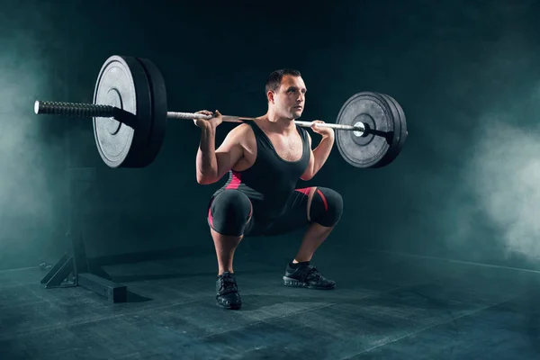 Powerlifter Sportkläder Gör Knäböj Med Skivstång Gymmet Tyngdlyftning Träningspass Styrkelyft — Stockfoto