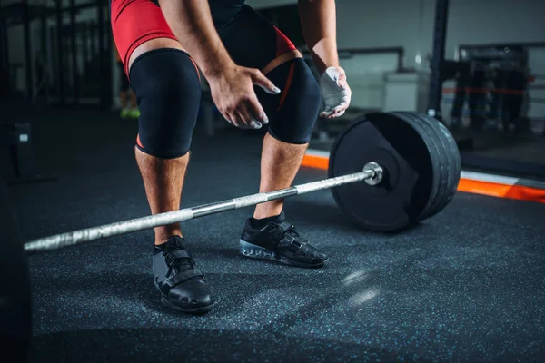 Männlicher Powerlifter Sportbekleidung Reibt Sich Die Hände Mit Talkumpuder Vorbereitung — Stockfoto