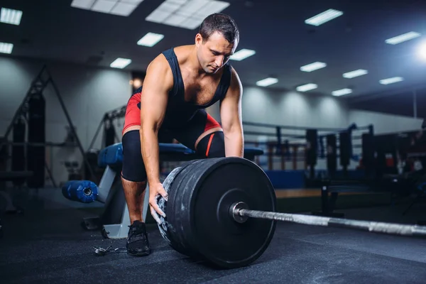 Αρσενικό Powerlifter Προετοιμάζει Ένα Barbell Για Deadlift Στο Γυμναστήριο Προπόνηση — Φωτογραφία Αρχείου