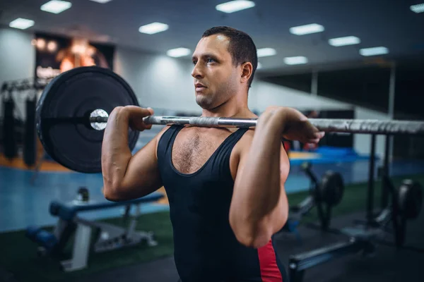强壮的男性举重运动员在健身房里做致命的举起杠铃 举重锻炼 举重训练 运动员在运动俱乐部与重量的工作 — 图库照片