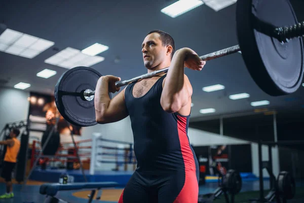 強い男性 Powerlifter ジムでバーベルのデッドリフトを行います トレーニング アスリート取り扱いスポーツ クラブの重量を持ち上げる重量挙げワークアウト — ストック写真