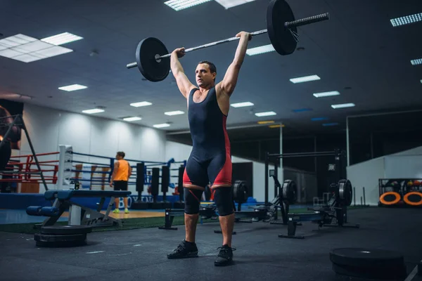 強い男性 Powerlifter ジムでバーベルのデッドリフトを行います トレーニング アスリート取り扱いスポーツ クラブの重量を持ち上げる重量挙げワークアウト — ストック写真