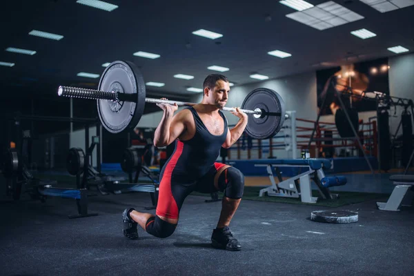 Starker Gewichtheber Der Kniebeugen Mit Der Langhantel Fitnessstudio Macht Kreuzheben — Stockfoto