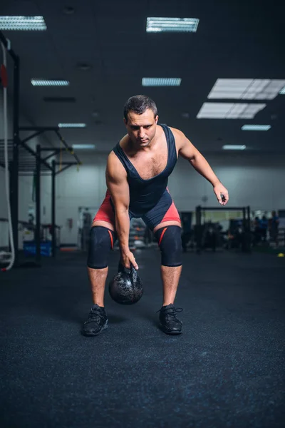 Stark Man Sportkläder Gör Övning Med Kettlebell Styrketräning Tyngdlyftning Träningspass — Stockfoto