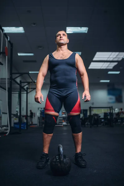 強いオスの運動選手は ケトルベルを持ち上げる運動の準備します スポーツやフィットネス クラブ ジムでトレーニングに重量挙げで重量挙げワークアウト — ストック写真