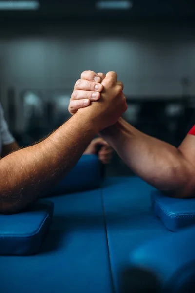 连接男性肌肉的手在桌子上与别针 摔跤的概念 摔跤挑战 准备好了 — 图库照片