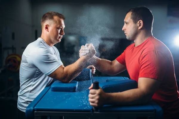 Dos Luchadores Brazos Peleando Sus Manos Mesa Con Alfileres Polvo — Foto de Stock
