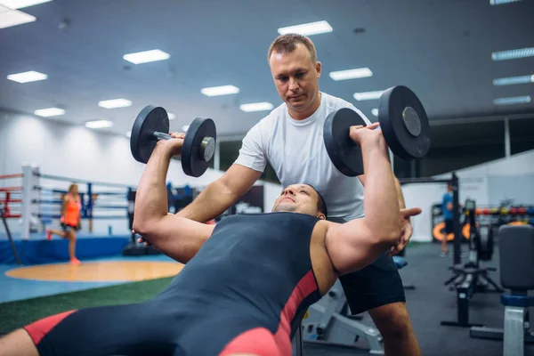 Спортсмен Лежить Лавці Займається Вправами Гантелі Під Контролем Інструктора Методом — стокове фото