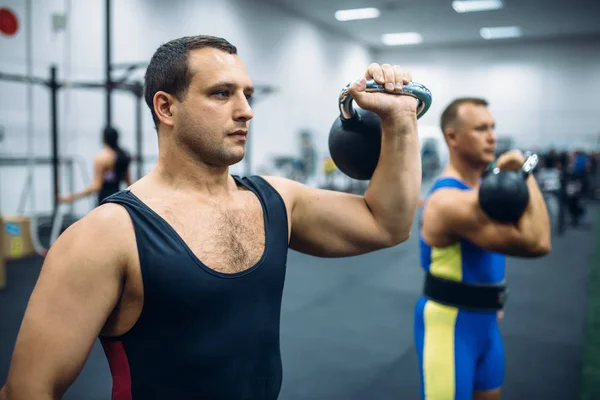 Starke Männliche Athleten Mit Gewichten Fitnessstudio Kettlebell Heben Gewichtheben Workout — Stockfoto