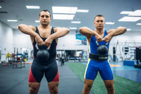 Сильные Мужчины Лифтеры Делают Упражнения Гирями Поднимают Тренировки Спортзале Тяжёлая — стоковое фото